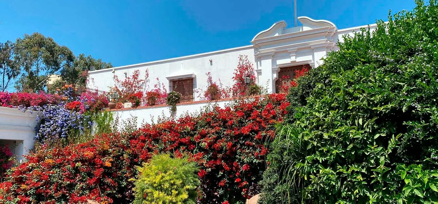 Giardini del Museo Larco e facciata coloniale