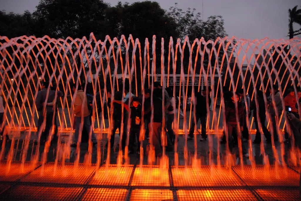 Familias caminando por el túnel de agua iluminado